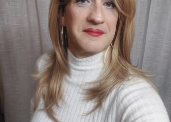 De rubia con vestido blanco de algodón y botines